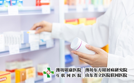 摄图网_501652674_药剂师手拿药（企业商用）药