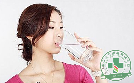 牛皮癣预防时也是要多喝水的